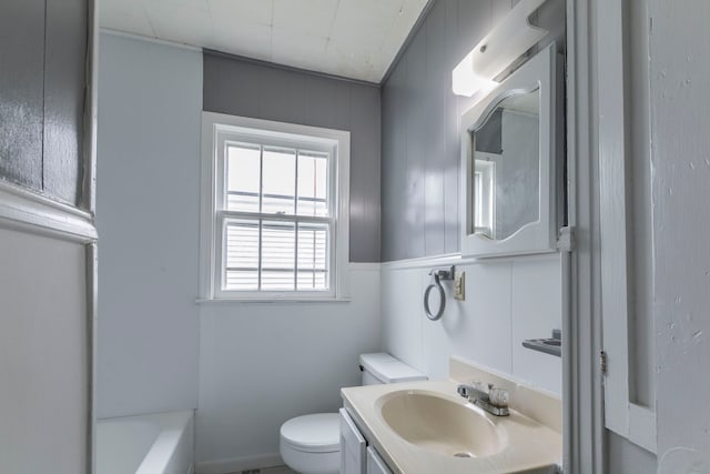 901 E Walnut St, Hillsboro, TX 76645 - full bath with toilet, a bath, and vanity