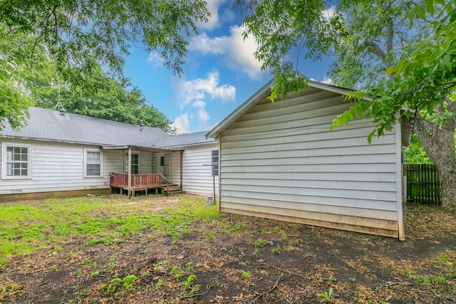 901 E Walnut St, Hillsboro, TX 76645 - back of property featuring a wooden deck