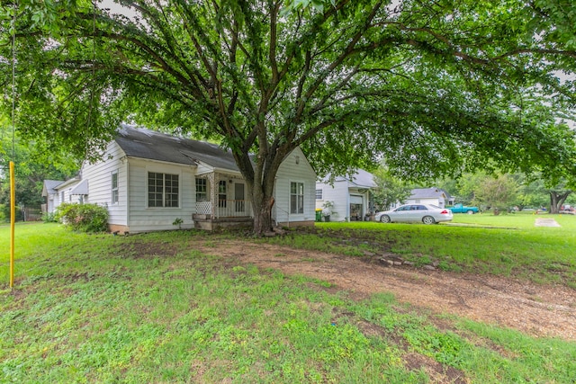 901 E Walnut St, Hillsboro, TX 76645 - view of front of house featuring a front yard and covered porch