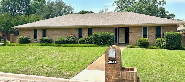 2621 Picadilly Ln, Denton, TX 76209 - single story home featuring a front lawn