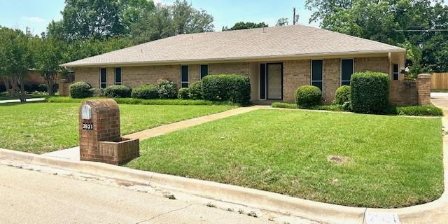 2621 Picadilly Ln, Denton, TX 76209 - ranch-style home with a front lawn