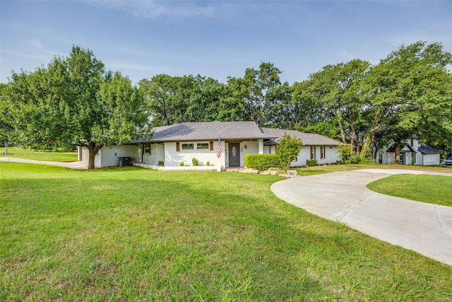 2208 Turtle Creek Dr, Sherman, TX 75092 - ranch-style home with driveway and a front lawn