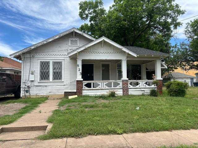 823 Centre, Dallas, TX 75208 - view of front of property featuring a porch and a front lawn