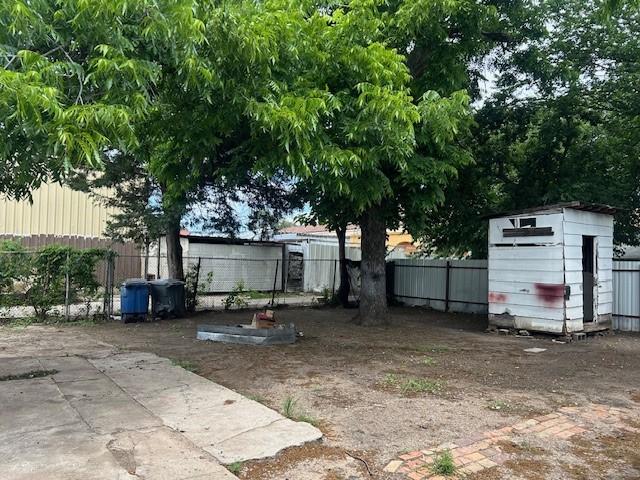 823 Centre, Dallas, TX 75208 - view of fenced backyard