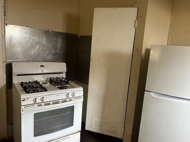 823 Centre, Dallas, TX 75208 - kitchen with white appliances
