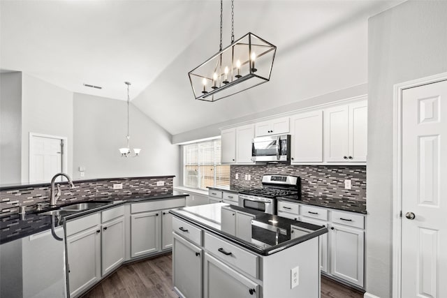 5409 Highlands Dr, Mckinney, TX 75070 - kitchen featuring stainless steel appliances, a chandelier, a sink, vaulted ceiling, and dark wood-type flooring