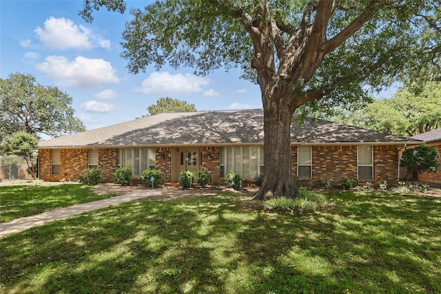 2607 Keystone Dr, Arlington, TX 76006 - ranch-style house with a front yard and brick siding