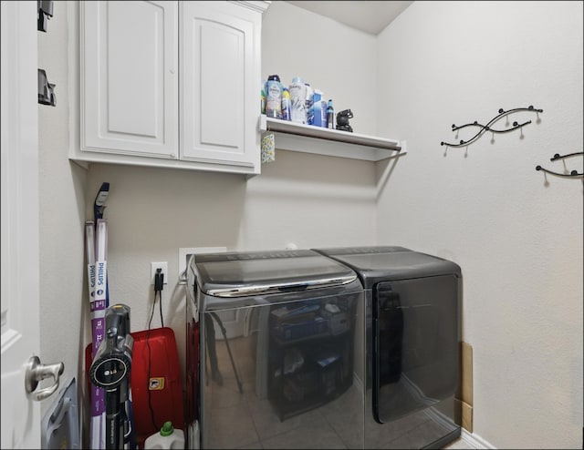 31 Oakridge Ln, Edgecliff Village, TX 76134 - washroom featuring washer and clothes dryer, cabinet space, and baseboards