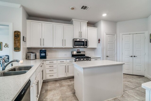 324 Jefferson Ln, Fate, TX 75189 - kitchen featuring stainless steel appliances, a sink, white cabinetry, decorative backsplash, and recessed lighting