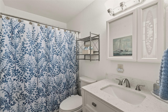 400 Causeway Vw, Seven Points, TX 75143 - bathroom featuring vanity, toilet, and a shower with shower curtain