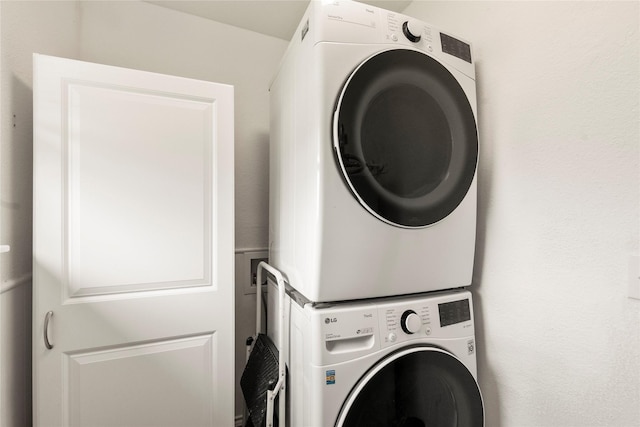 400 Causeway Vw, Seven Points, TX 75143 - washroom with stacked washing machine and dryer