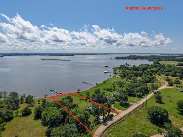 400 Causeway Vw, Seven Points, TX 75143 - aerial overview of property's location featuring a large body of water and property boundaries highlighted
