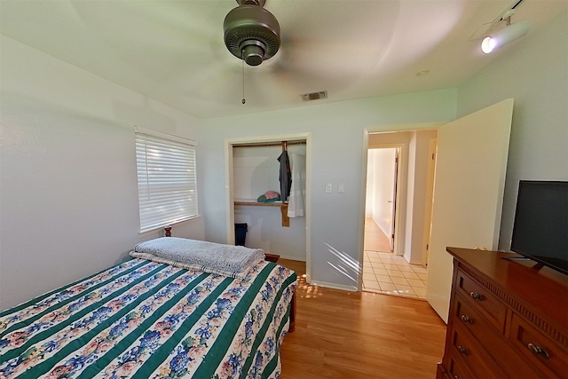 1602 England Rd, Arlington, TX 76013 - bedroom featuring light wood-style flooring, ceiling fan, and a closet