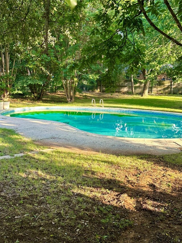1602 England Rd, Arlington, TX 76013 - swimming pool featuring a yard