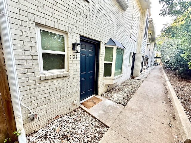 2807 Throckmorton St Unit 101, Dallas, TX 75219 - doorway to property with brick siding