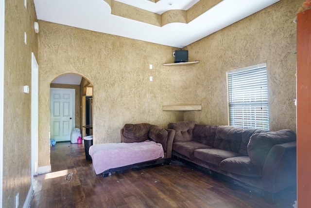 1522 Life Ave, Dallas, TX 75212 - living area featuring arched walkways, wood finished floors, and a towering ceiling