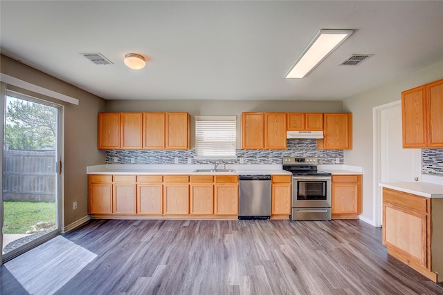 1057 Castle Top Dr, Fort Worth, TX 76052 - kitchen featuring appliances with stainless steel finishes, a sink, under cabinet range hood, and light wood-style floors