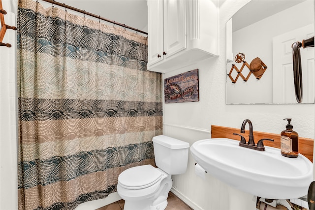 121 Sanchez Creek Ct, Weatherford, TX 76088 - full bath with toilet, a sink, a shower with curtain, tile patterned flooring, and baseboards