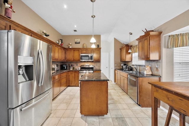 8405 Circleview St, Rowlett, TX 75088 - kitchen featuring stainless steel appliances, a sink, a center island, backsplash, and lofted ceiling