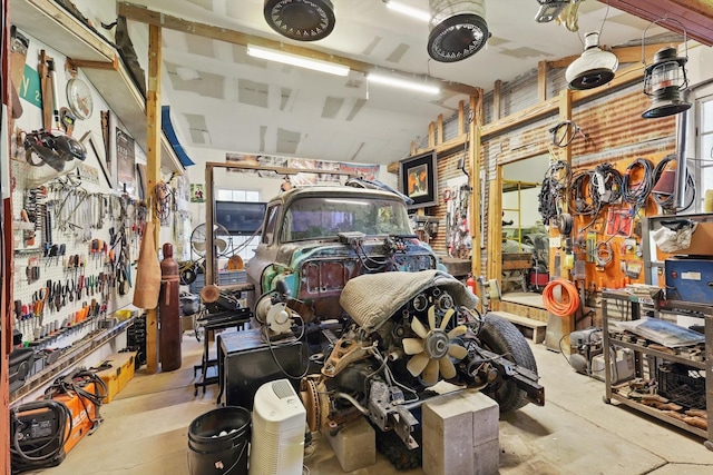 116 S Lyndalyn Ave, Desoto, TX 75115 - garage with a workshop area