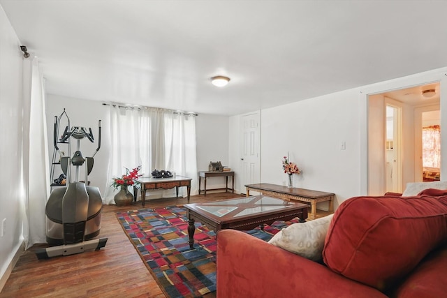 116 S Lyndalyn Ave, Desoto, TX 75115 - living area with wood finished floors and baseboards