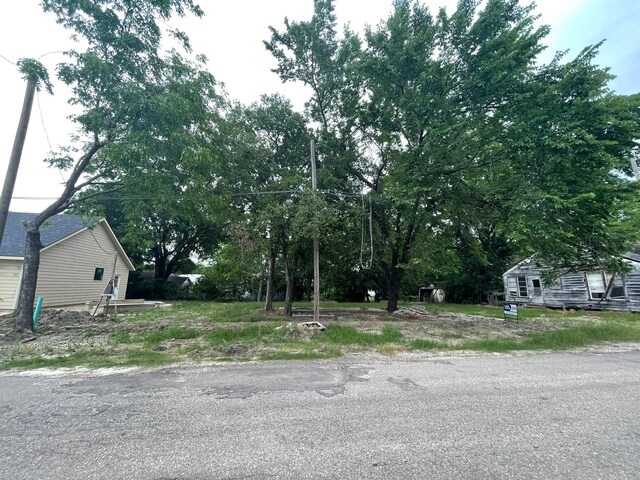 130 S Manson St, Wolfe City, TX 75496