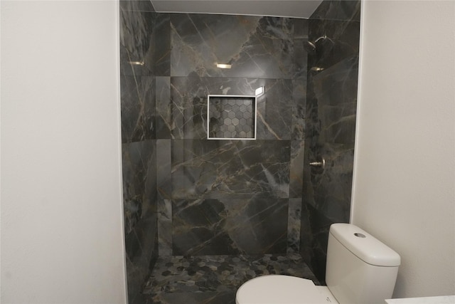 706 Midway Dr W, Euless, TX 76039 - bathroom featuring a tile shower and toilet