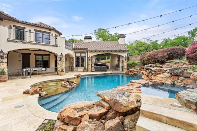 5909 Kittansett Ct, Fort Worth, TX 76132 - swimming pool featuring a patio and an outdoor kitchen