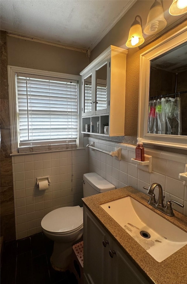 2616 Bardot Ln, Bossier City, LA 71111 - full bath featuring tile walls, toilet, vanity, curtained shower, and tile patterned floors