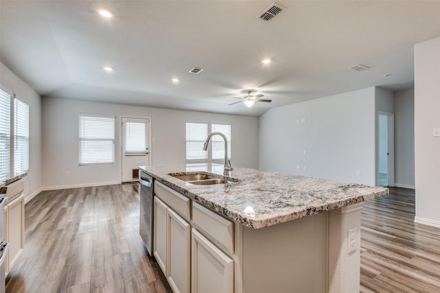 788 Cascade Ln, Princeton, TX 75407 - kitchen featuring a sink, dishwasher, light wood-style flooring, a ceiling fan, and recessed lighting