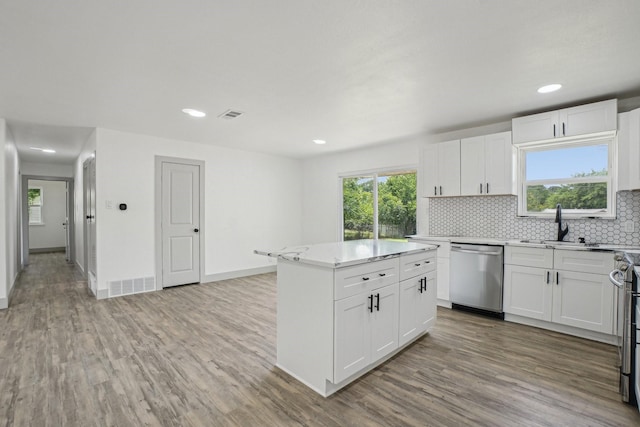 112 Gordon Dr, Azle, TX 76020 - kitchen featuring dishwasher, decorative backsplash, wood finished floors, a sink, and recessed lighting