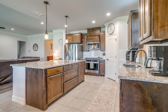128 Colonial Dr, Joshua, TX 76058 - kitchen featuring stainless steel appliances, crown molding, a sink, decorative backsplash, and a center island