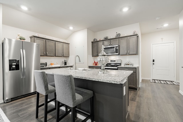 107 Alydar Ln, Caddo Mills, TX 75135 - kitchen featuring stainless steel appliances, a sink, dark wood-type flooring, backsplash, and recessed lighting