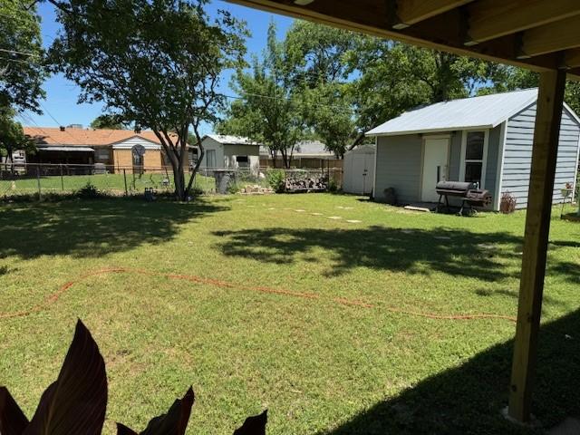 2711 San Diego Dr, Dallas, TX 75228 - view of yard