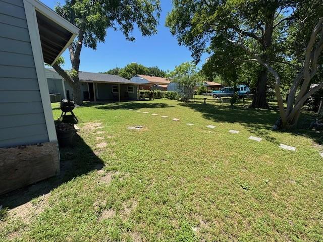 2711 San Diego Dr, Dallas, TX 75228 - view of green lawn