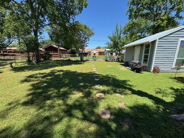 2711 San Diego Dr, Dallas, TX 75228 - view of yard