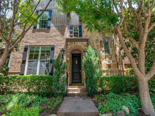 916 Shadyside Ln, Dallas, TX 75223 - view of front of property with stone siding