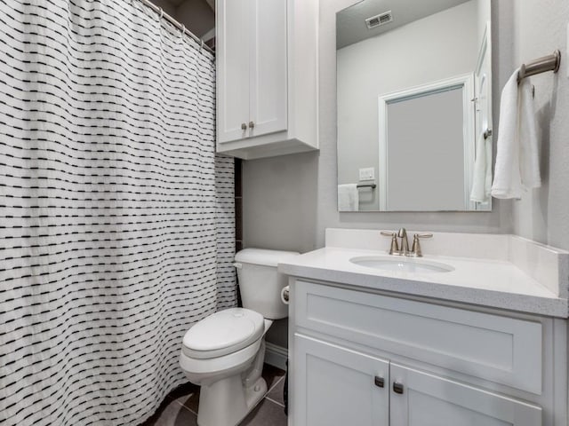 916 Shadyside Ln, Dallas, TX 75223 - full bathroom featuring vanity, toilet, a shower with shower curtain, and tile patterned floors