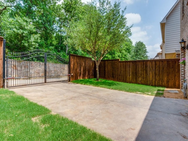 916 Shadyside Ln, Dallas, TX 75223 - view of patio featuring a gate