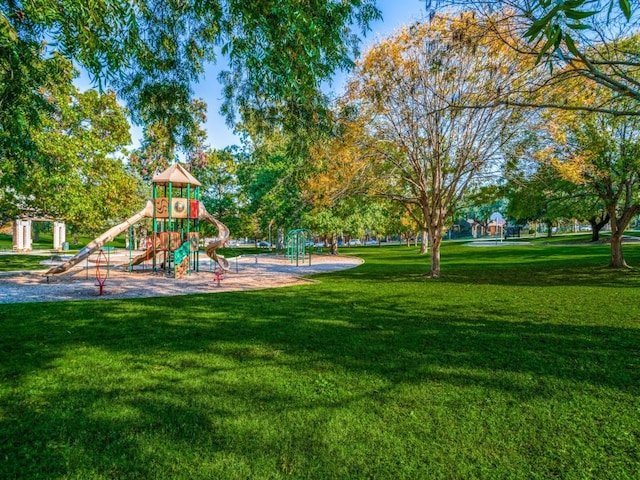 916 Shadyside Ln, Dallas, TX 75223 - community play area featuring a yard