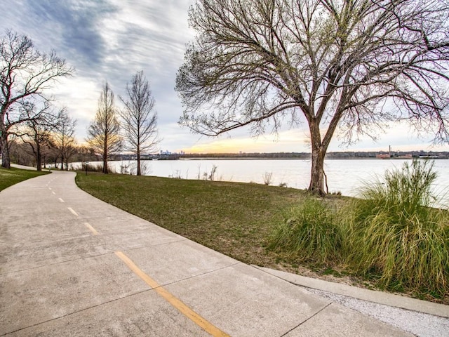 916 Shadyside Ln, Dallas, TX 75223 - view of home's community featuring a water view and a yard