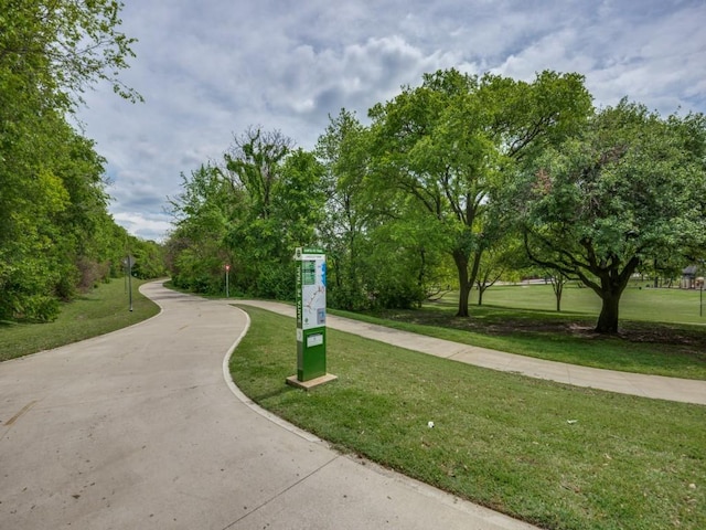 916 Shadyside Ln, Dallas, TX 75223 - view of property's community featuring a lawn