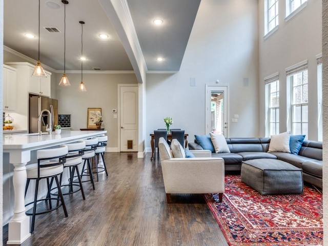 916 Shadyside Ln, Dallas, TX 75223 - living area featuring dark wood-style flooring, baseboards, ornamental molding, a towering ceiling, and recessed lighting
