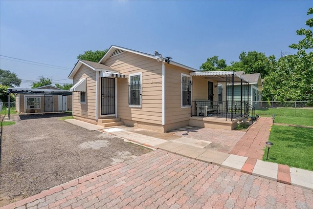 5629 Farnsworth Ave, Fort Worth, TX 76107 - view of front of house featuring a patio area