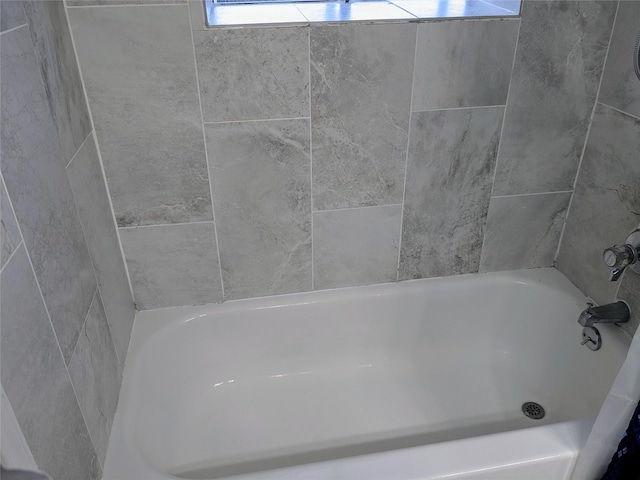 7525 Holly Hill Dr Unit 68, Dallas, TX 75231 - full bath featuring a tub
