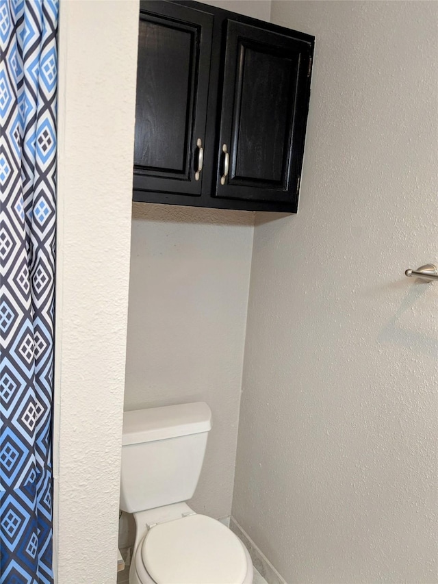7525 Holly Hill Dr Unit 68, Dallas, TX 75231 - bathroom with toilet and baseboards