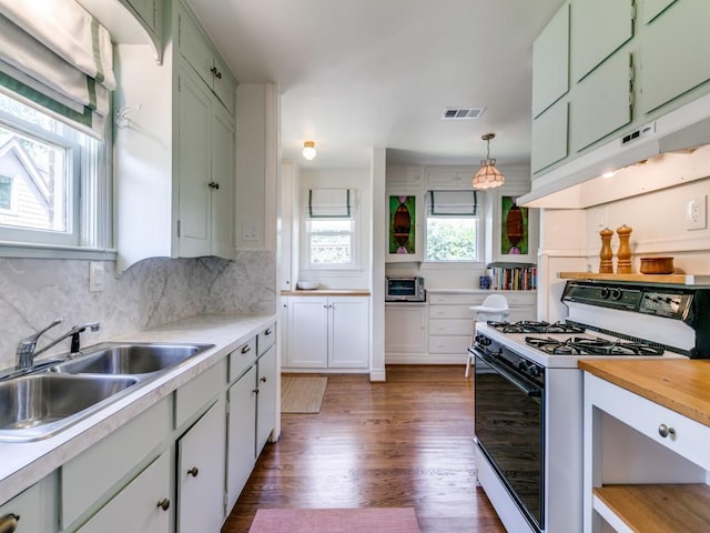 819 Clermont Ave, Dallas, TX 75223 - kitchen featuring gas stove, green cabinetry, a sink, wood finished floors, and backsplash