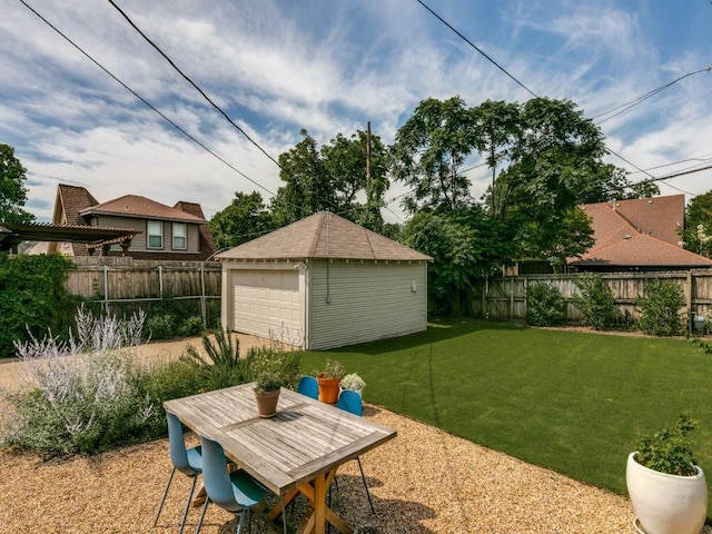 819 Clermont Ave, Dallas, TX 75223 - view of yard featuring a garage and an outbuilding