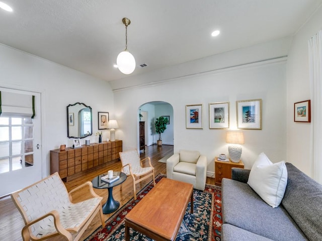 819 Clermont Ave, Dallas, TX 75223 - living area with arched walkways, wood finished floors, and recessed lighting