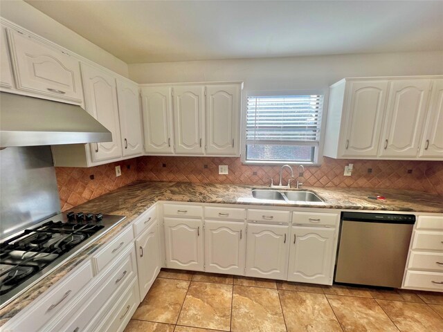 1101 Shawnee Trl, Carrollton, TX 75007 - kitchen with appliances with stainless steel finishes, a sink, under cabinet range hood, white cabinets, and backsplash
